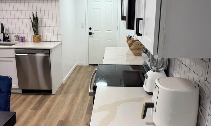 Lansing Maison | Spacious 6-bedroom house with AC, WiFi in lovely Lansing