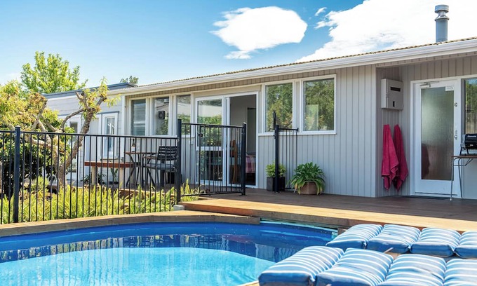 Richmond Appartement | Cosy Studio with Pool, Fire & Quirky Past – Your base to explore Tasman & Nelson
