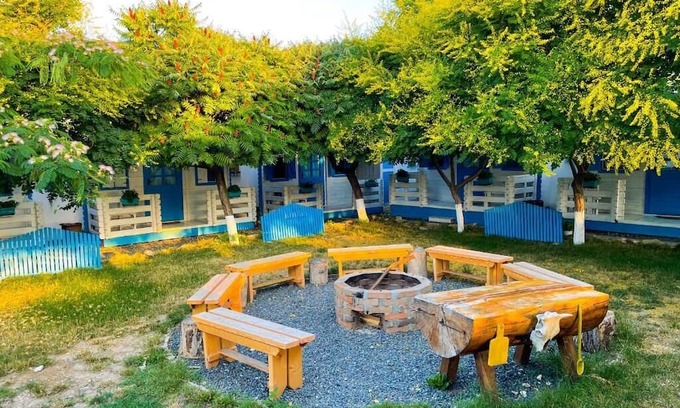 Plopul Lit Et Petit-Déjeuner | Relaxing bed & breakfast retreat in Murighiol with modern amenities
