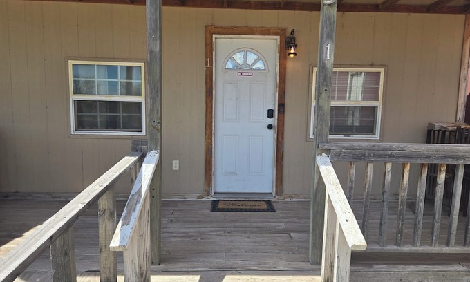 Stinnett Cabine | Cozy cabin with WiFi and AC in small town Stinnett