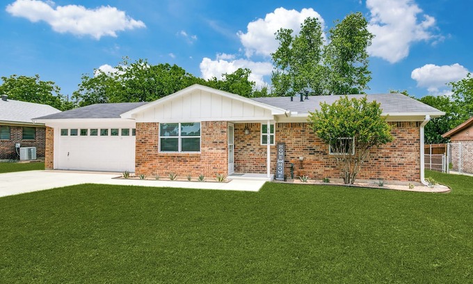 Keller Maison | Charming 2-bedroom house in lovely Keller with WiFi, AC