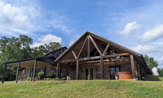 Ruffin Cabine | Charming 2-bedroom cabin with Hot Tub in quaint Reidsville, NC