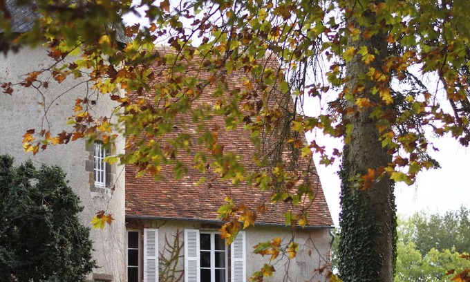 Chaillac Maison | A spacious setting surrounded by nature The castle and its cottage.