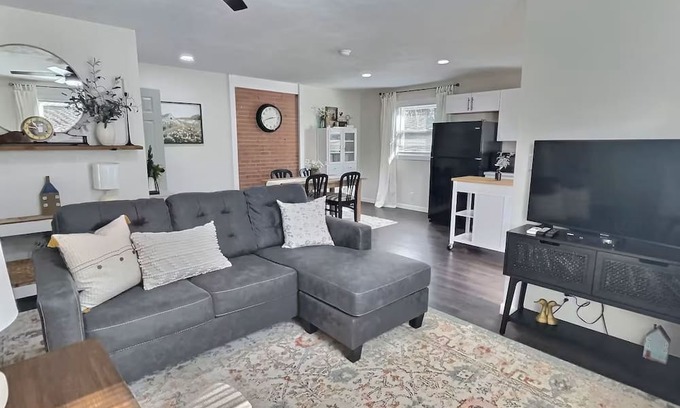 Blackberry Appartement | Chic 1-bedroom apartment with WiFi, AC minutes from Philpott Lake