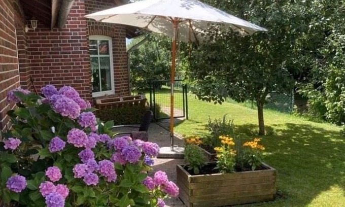 Detern Maison | Spacious ground floor apartment in a quiet residential area with a beautiful garden.