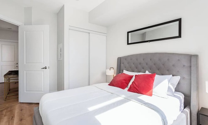 Fairview Copropriété | Lavish 2BR/2Bath Condo Steps to Square One Mall