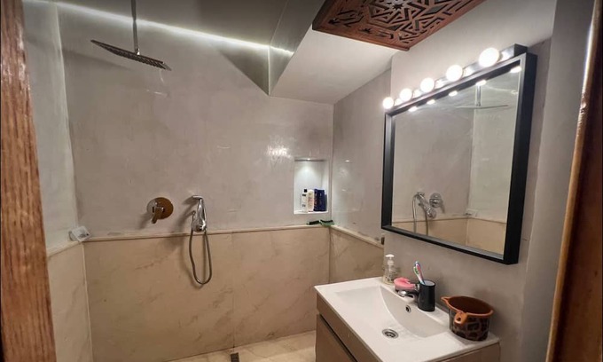 RACINE EXTENSION Appartement | 3-bedroom apartment in charming Casablanca with WiFi, AC. Start your adventure