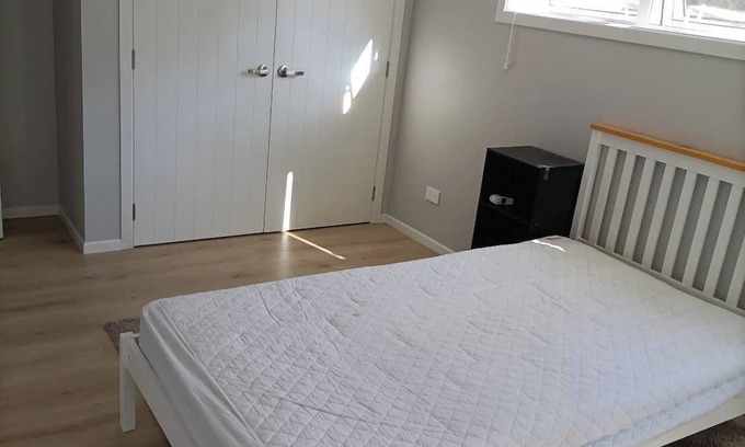 Bucklands Beach Appartement | Cozy sunny large room with bathroom & basic cooking & laundry & own entrance