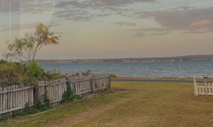 Kelso Maison | Stunning kanamaluka/Tamar River at your doorstep