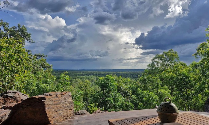 Rum Jungle Lit Et Petit-Déjeuner | Escape to a world where luxury meets nature! On the doorstep to Litchfield NP.