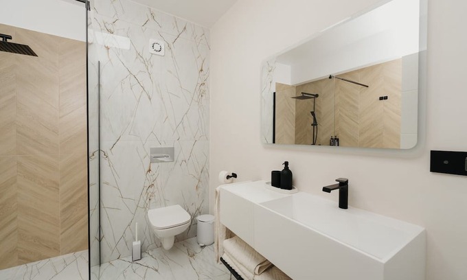 Livezeni Appartement | Charming 2-bedroom apartment with AC, WiFi in enchanting Livezeni