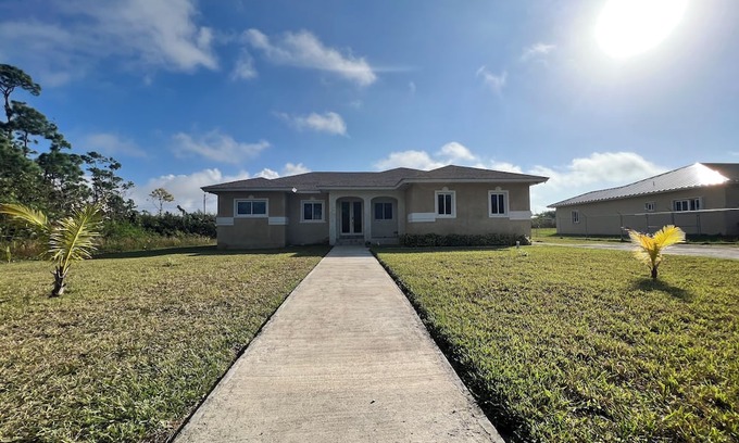 Williams Town Maison | Charming 3-bedroom house with AC, WiFi in lovely Freeport