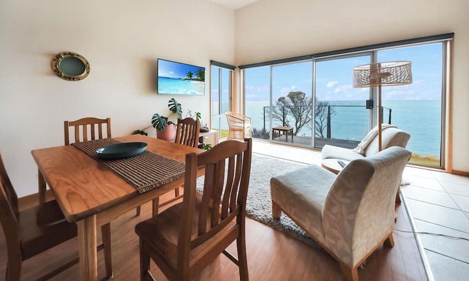 Portland Appartement | Soak up the seaside breeze and enjoy uninterrupted sea views!