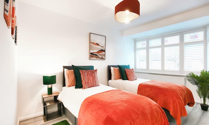 Lower Edmonton Maison | Discount on long term stays - good for contractors or home relocators