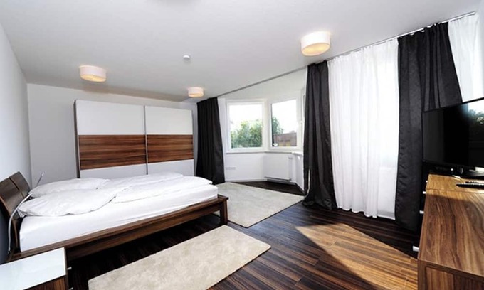Weststadt Appartement | 150 m² Apt | full AC | netflix | center | balcony