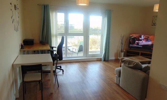 Kippen Appartement | Stylish Riverside 1-Bed Flat with Bathtub & River Clyde Views – Glasgow