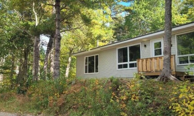 Lower Ohio Maison | Peaceful cozy cottage next to Welshtown Lake with fire bit in the back yard.