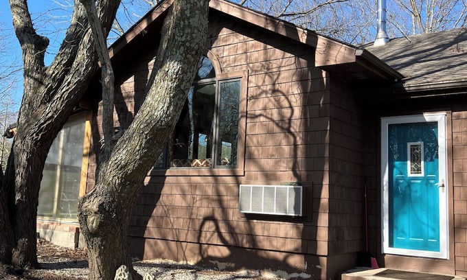 Lawrence Autre | Sunflower/Mushroom Farmhouse just 6 minutes from Lawrence "Wakarusa Valley Farm"