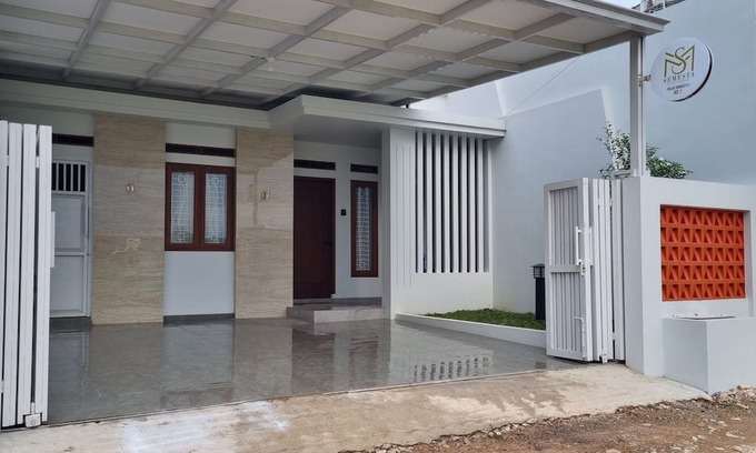 Bandar Lampung Maison | Semesta Lux Family Guesthouse - 3BR house in Lampung with AC, wifi, and kitchen.