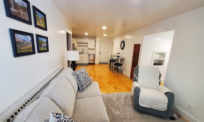 East Homer Appartement | Charming 1-bedroom apartment in delightful Manlius, on a beautiful flower farm!