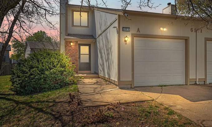 Southwest Topeka Maison | Spacious townhome - 2-bedrooms with King Beds in quite cul-de-sac - sleeps 6