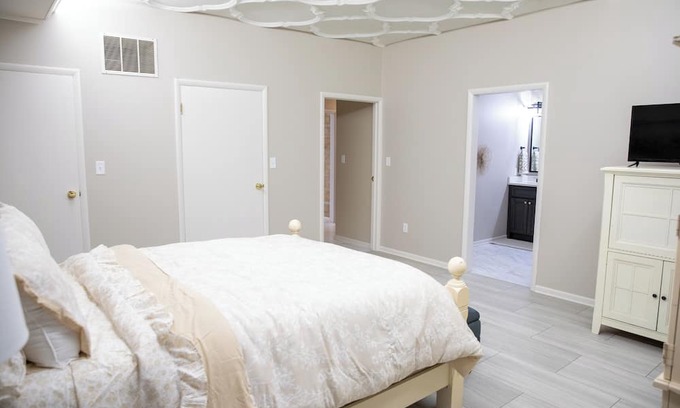 Terre Haute Appartement | Charming 2-bedroom apartment close to Universities in downtown Terre Haute.