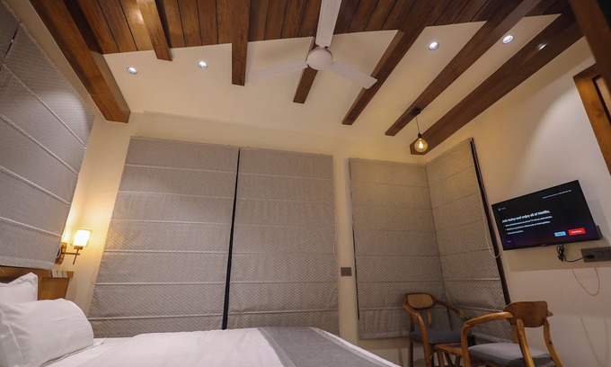 Mathura Maison | Spacious building in charming Mathura with WiFi, AC