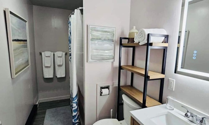 Wellsville Appartement | Modern 1-Bedroom Apartment with walkout deck