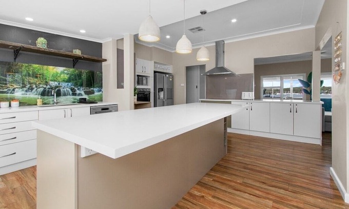 Speers Point Maison | Lakeview Retreat on The Esplanade