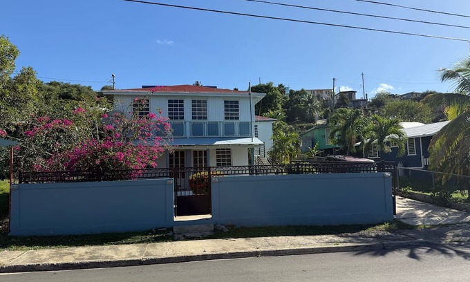 Culebra Pueblo Maison | Cozy 3-Bedroom Apartment in Culebra – Sleeps 6, Steps from Adventure!