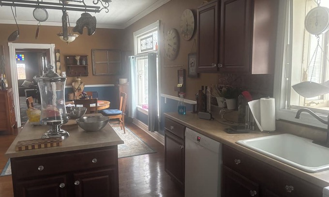 Algonac Maison | Lovely 2-bedroom Victorian home with AC in Algonac. Near shopping and the river