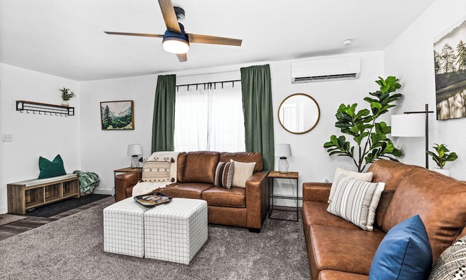 Two Harbors Maison | The Sly Fox-Renovated 2 Bdrm/1 Bath Dog-Friendly-Walkable to Brewery/Lake/Food