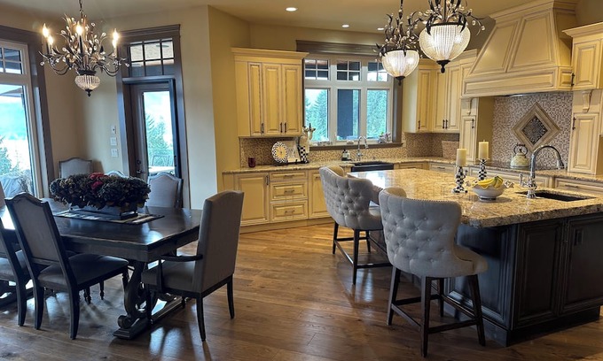 Sicamous Maison | Luxury home in Sicamous, overlooking Mara lake in the Shuswap