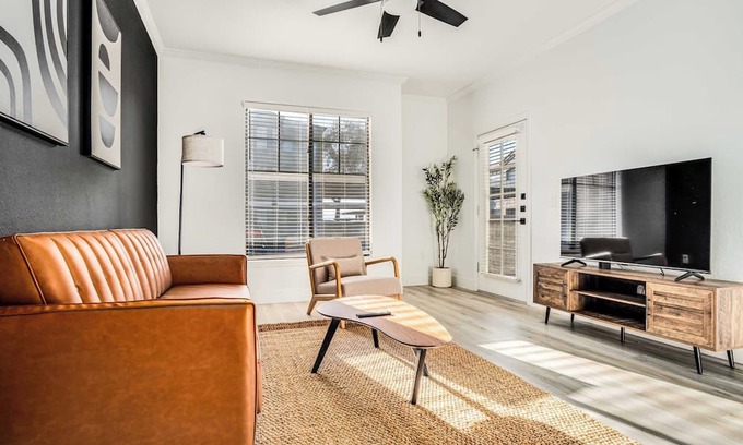 Glendale Sports and Entertainment District Appartement | 1BR by Stadium Pool, Parking, Gym 02