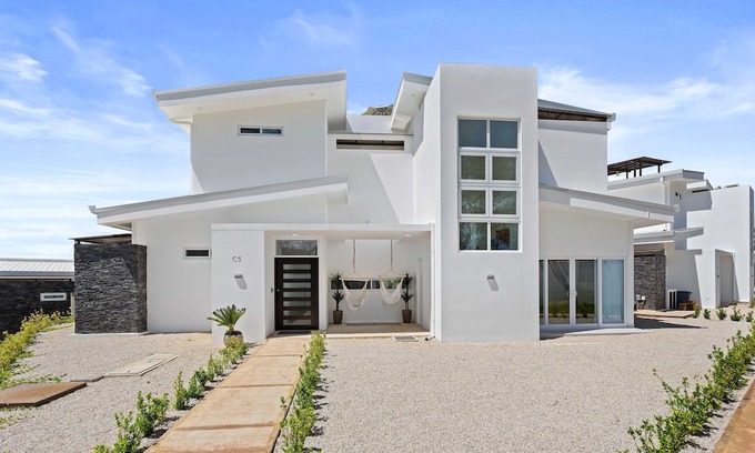 Santa Barbara Maison | Brand New Professionally Decorated Luxury 5 Bed Avellanas Home Minutes to Beach