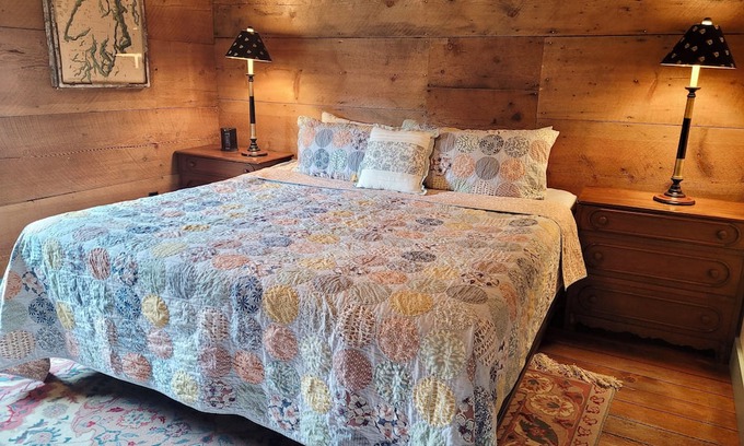 Winthrop Appartement | Guy's Place in the Historic Guy Waring House located in Downtown Winthrop