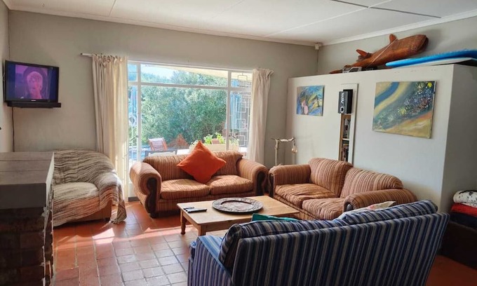 Cannon Rocks Maison | Tranquil 3-bedroom house with WiFi in Boknes Strand in the bush
