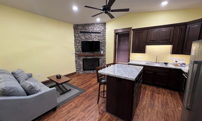 Sabetha Maison | Business Stay Made Easy - Remodeled Downtown Apt w/Workspace