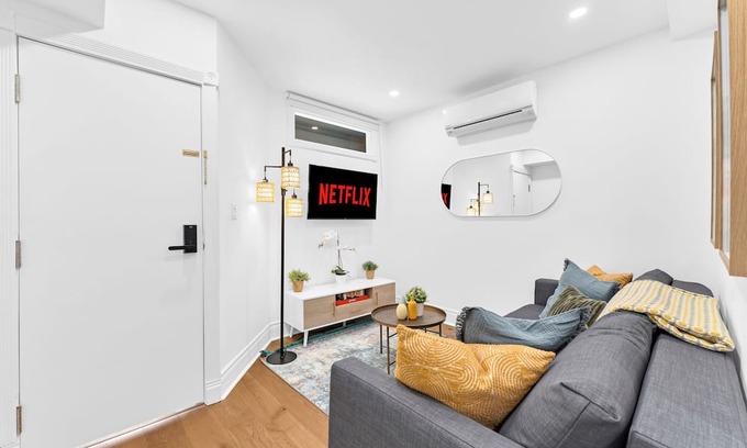 Upper Beaches Maison | Charming 1-bedroom house with AC, 5 mins to the beach, Fast Wifi