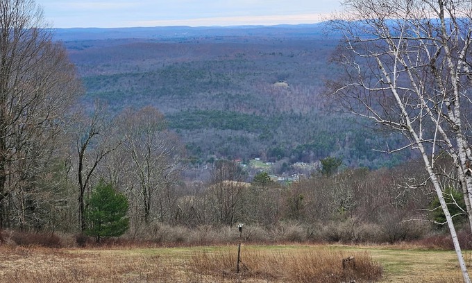 Cragsmoor Maison | A spectacular Shawangunk vista in a beautifully renovated chalet on a lush lawn.