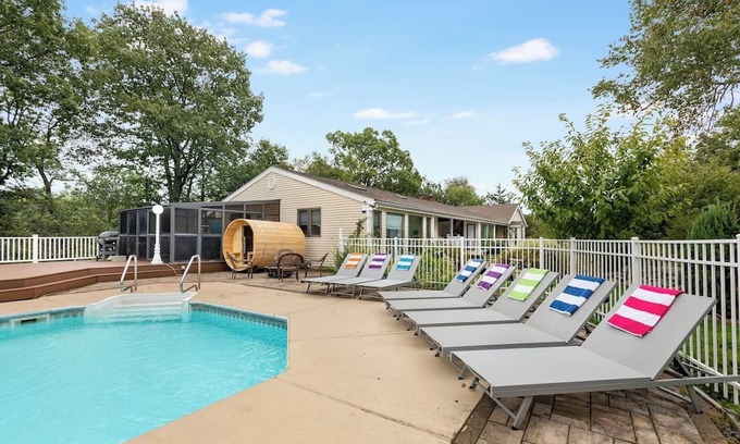 Monroe Maison | 5BR Home with Sauna & Pool Hot tub Fire pit