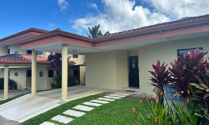 Tarcoles Maison | Cozy newly renovated 2-bedroom house 10 mins from the beach!