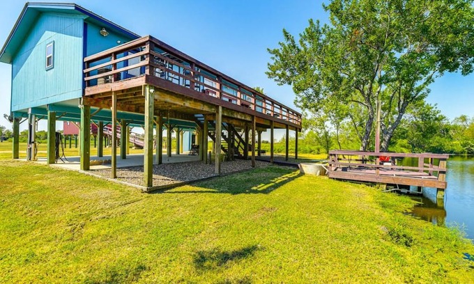 Long Mott Cabine | Bleu Bayou ~ Quiet Waterfront River Retreat w/Private Dock and Ramp
