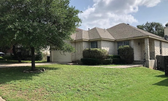 Far North Central Maison | Charming single-story 3-bedroom home nestled in the desirable Stone Oak area