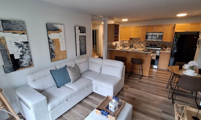 Lower Mount Royal Copropriété | Chic Apt Near Stampede