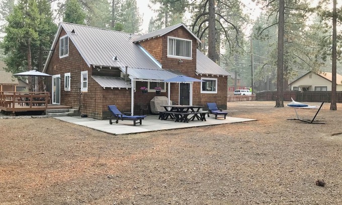 Al Tahoe Cabine | Regan Beach Cabin Retreat: 5BR home 1 block to Regan Beach, Lake Tahoe