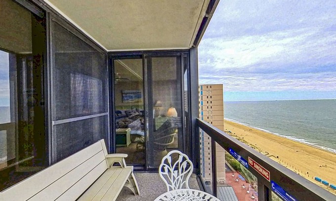North Ocean City Copropriété | Beachfront Retreat w/Unparalleled Views, Balcony, W/D, Shared Pools, Gym, WiFi