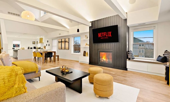 Downtown Appartement | Central and Lux 2BR Suite with Den and BBQ Sleeps 6