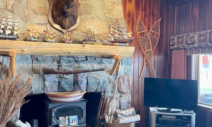 Brutus Appartement | 3 bedroom cottage on the NW side of Burt Lake