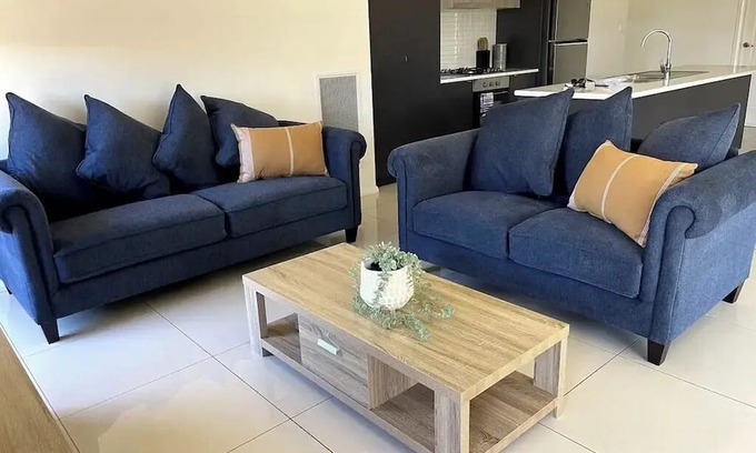 Lloyd Appartement | Welcome to our stylish 3BR villa, perfect for a city escape.